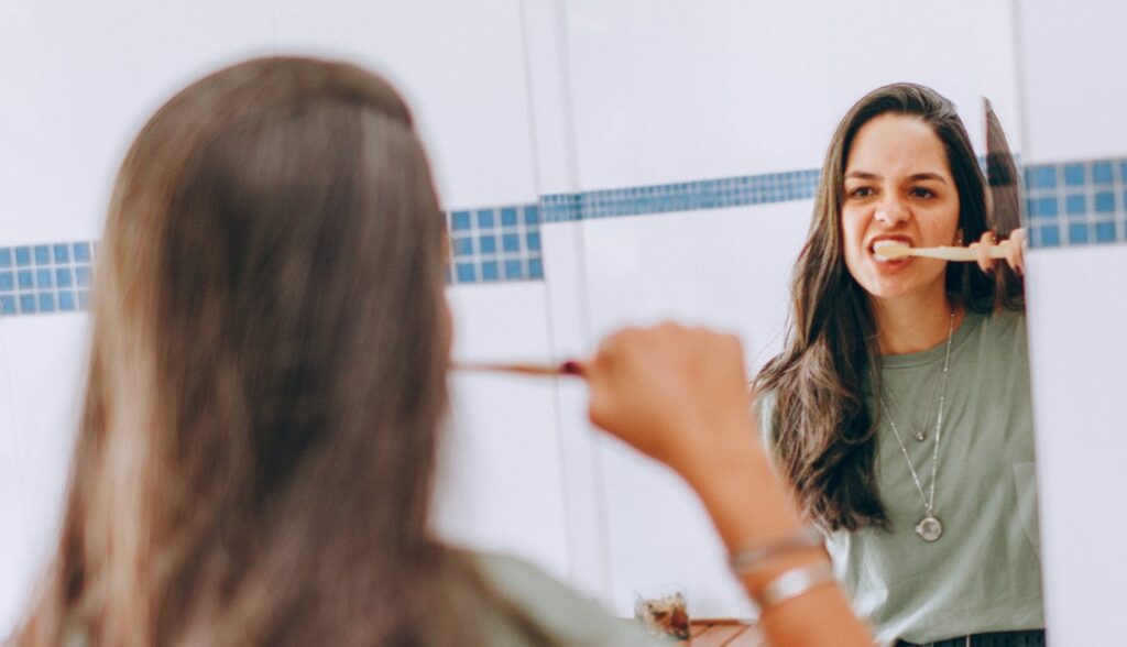 Por que minhas gengivas sangram ao escovar os dentes?